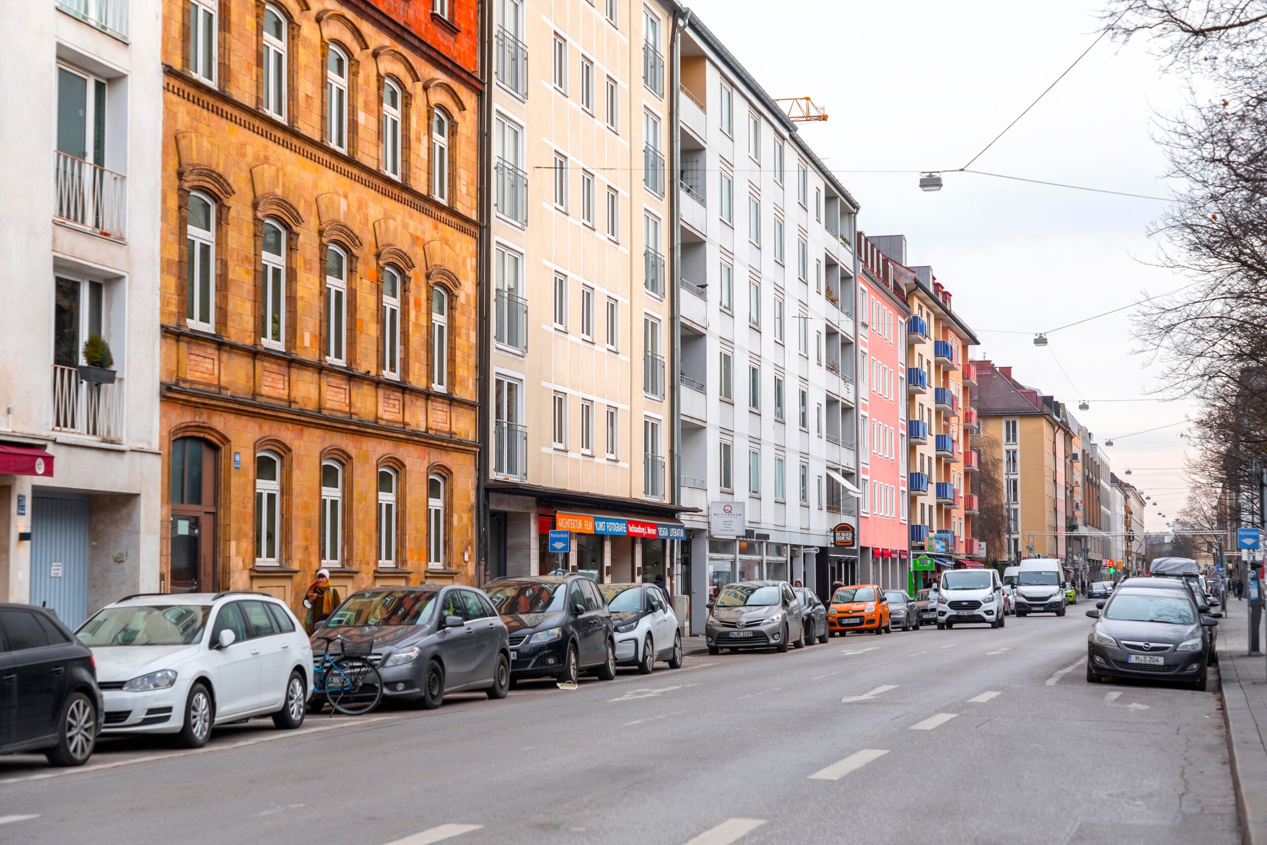 Wohngebäude verschiedener Bauperioden entlang einer Straße in München